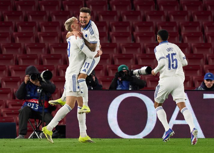 Liðsfélagar Viktors Bjarka Daðasonar í FC Kaupmannahöfn fagna íslenska framherjanum á Nývangi í kvöld.