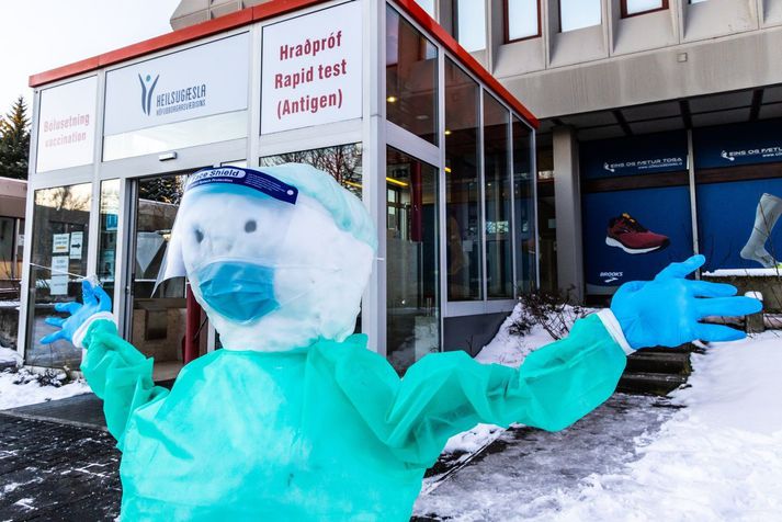 Þessi fíni snjókarl hafði verið skapaður fyrir utan sýnatökustað Heilsugæslunnar við Suðurlandsbraut.