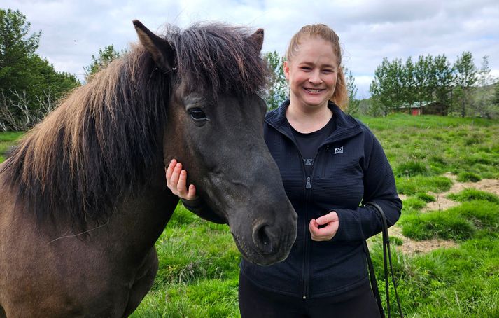 Ragna Helgadóttir heimasætan í Kjarri og Stáli, sem er orðinn 26 vetra og gefur ekkert eftir.
