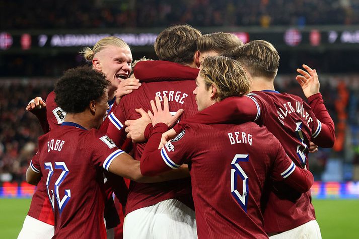 Erling Haaland og félagar fagna marki gegn Eistlandi í kvöld.