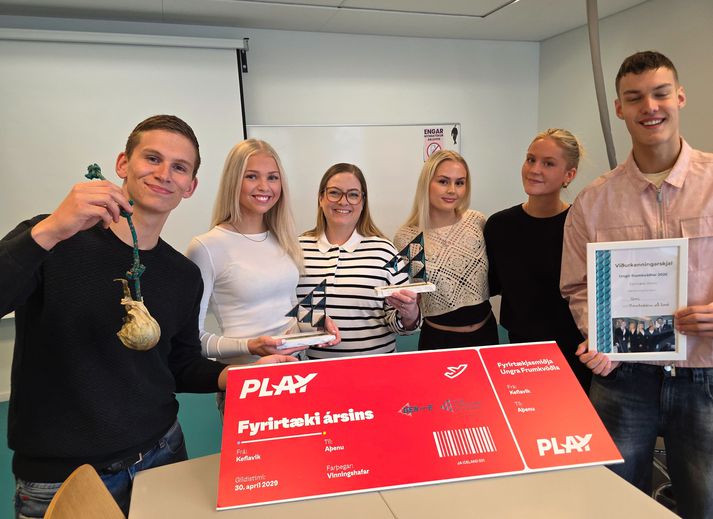 Sigurlið MS, sem er að fara að keppa til verðlauna í Aþenu í Grikklandi með hundanammið sitt eru hér með rektor skólans. Þetta eru þau frá vinstri, Ketill Ágústsson, Selma Lísa Björgvinsdóttir, Helga Sigríður, rektor, Alma Ösp Óskarsdóttir, Birna Kolbrún Jóhannsdóttir og Aron Valur Gunnlaugsson.