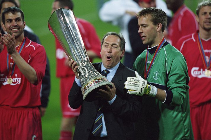 Gérard Houllier fagnar sigri Liverpool í Evrópukeppni félagsliða 2001.