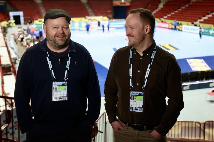 Henry Birgir og Valur Páll fóru yfir sviðið á meðan strákarnir æfðu í höllinni í Malmö.