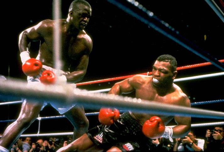 Buster Douglas sést hér rota Mike Tyson.