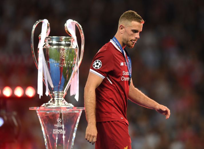 Jordan Henderson fékk ekki að lyfta bikarnum eftirsótta í gær.