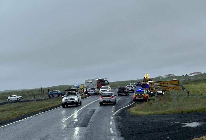 Áreksturinn varð við afleggjarann inn á Dyrhólaveg.