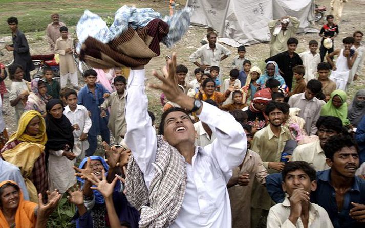 Neyðarbirgðum var dreift meðal íbúa í Muzaffargarh í Mið-Pakistan í gær.Fréttablaðið/AP