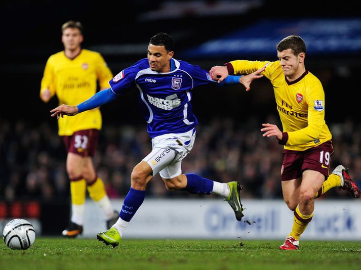 Jack Wilshere og Carlos Edwards í leiknum í kvöld.