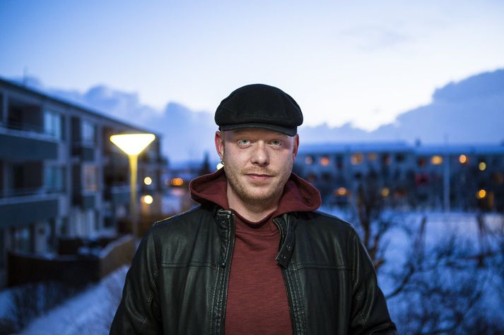 Bjarki Hólmgeir starfar sem gröfumaður hjá Ístak og er bassaleikari í hljómsveitinni Króm. Í frítíma sínum rannsakar hann mannshvörf.