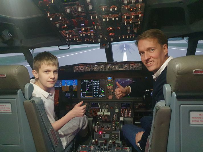 Kacper Agnar Kozlowski, 13 ára og Guðmundur Tómas Sigurðsson, flugstjóri og ábyrgðarmaður yfir þjálfunarmálum hjá Icelandair saman inn í flugherminum áður en lagt var af stað.