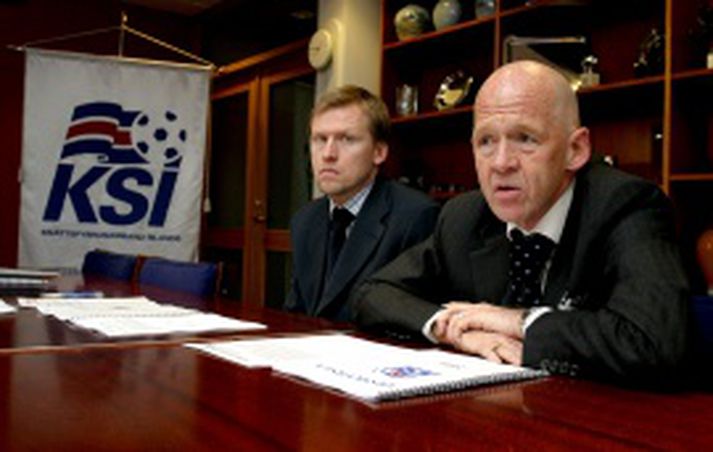 Geir Þorsteinsson framkvæmdastjóri og Eggert Magnússon formaður KSÍ kynna hér ársskýrsluna 2005