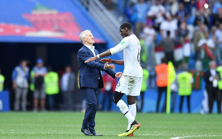 Deschamps og Pogba fallast í faðma eftir leik Frakka og Úrúgvæ á HM í Rússlandi