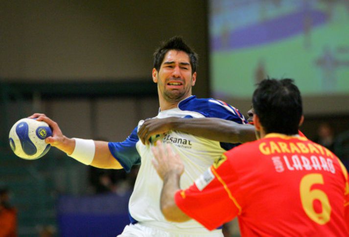 Frakkinn Nikola Karabatic reynir hér skot framhjá Spánverjanum David Camara.