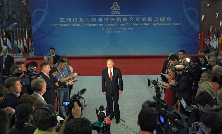 Vladimir Putin ræðir við blaðamenn.