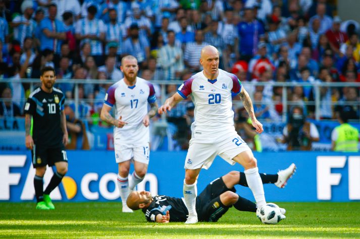 Emil Hallfreðsson með Javier Mascherano undir í baráttunni.