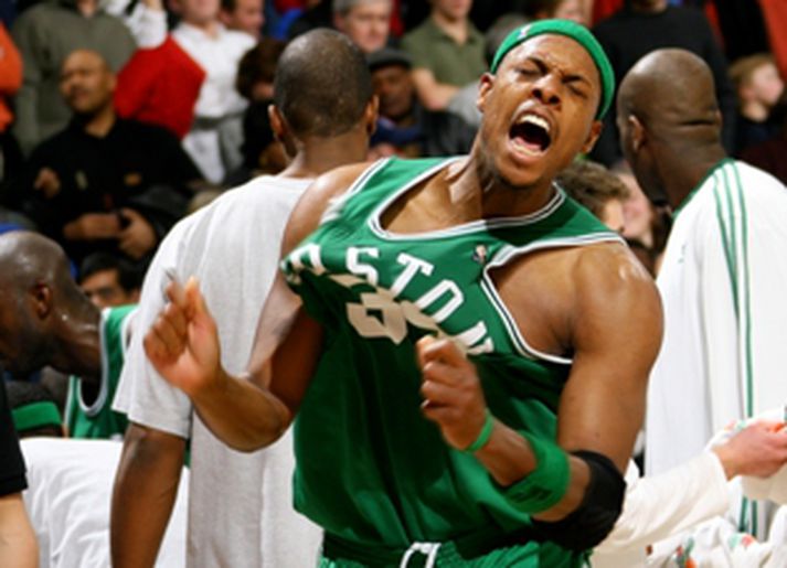 Paul Pierce fagnaði eins og óður maður þegar Boston landaði sætum sigri í Detroit í nótt