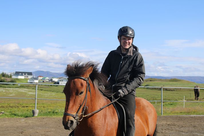 Við heyrum sífellt fleiri sögur af fólki sem þarf að aðlaga sig að því að lifa með krabbameini. Sem segja má að hafi áhrif á alla í kring: Maka, börn, samstarfsfélaga, vini og vandamenn. Dr. Sigurbjörn Árni Arngrímsson hefur rætt opinskátt um krabbameinið sem hann hefur glímt við og er enn til staðar; Eins og sofandi risi?