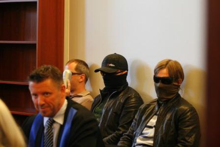 Papeyjamenn í réttarsal.