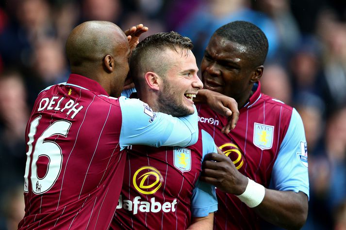 Aston Villa-menn fagna marki Cleverley.