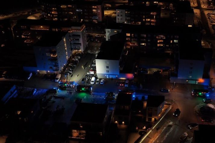 Slökkviliðið á vettvangi að Friggjarbrunni í kvöld.