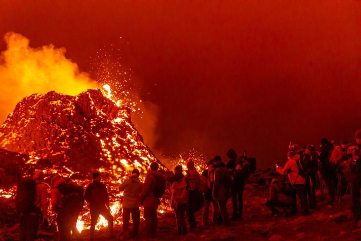 Bannsvæði við eldstöðvarnar verður markað á korti sem verður birt síðar í dag, að sögn lögreglu.