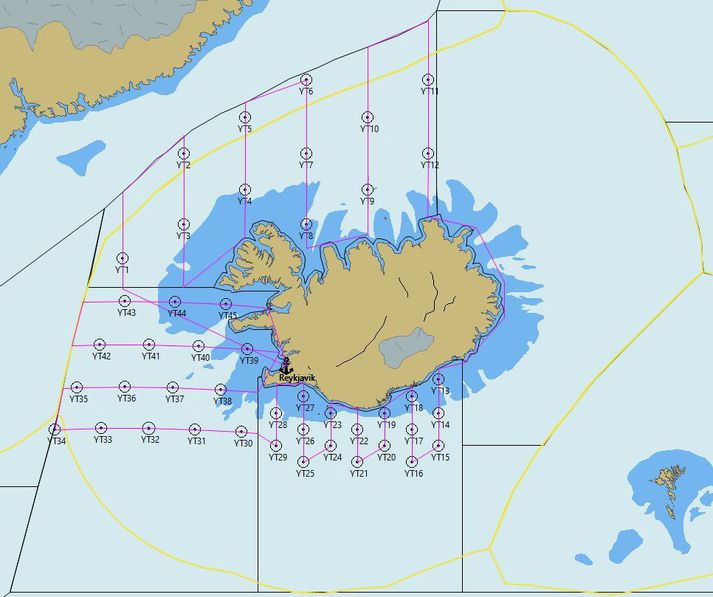 Leiðarlína Árna Friðrikssonar (bleik lína) og yfirborðstogstöðvar (opinn svartur hringur) í sumaruppsjávarleiðangri frá 4. til 23. júlí. Landhelgi Íslands og nágrannalanda einnig sýnt (gul lína).