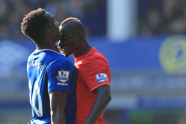 Sakho lætur Romelu Lukaku heyra það.