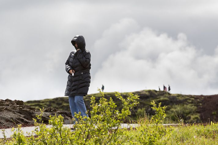 Ferðamaður á ferð við Kerið.