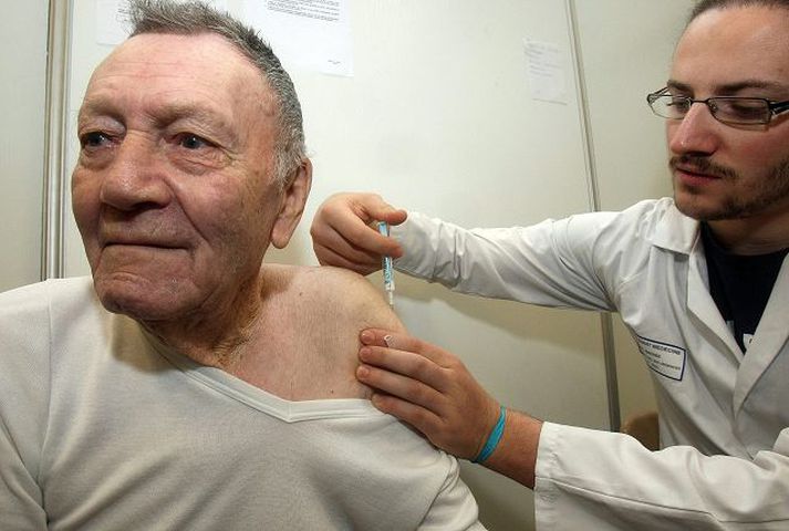 Bólusetning Læknir í Frakklandi sprautar í mann bóluefni gegn H1N1-veirunni.
fréttablaðið/AP