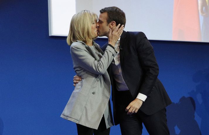 Emmanuel Macron er kvæntur Brigitte Marie-Claude Macron. Hún er tæpum 25 árum eldri en hann og kenndi honum í menntaskóla.