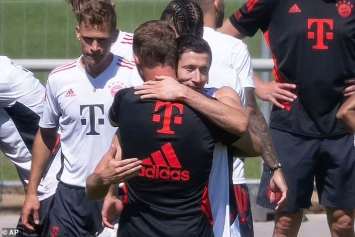 Lewandowski og Julian Nagelsmann, knattspyrnustjóri Bayern, fallast í faðma á kveðjustund