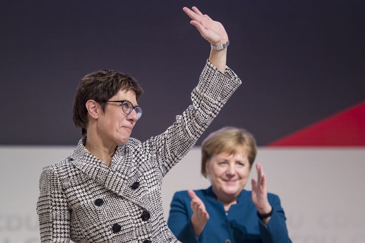 Hér sést Kramp-Karrenbauer þakka samflokksfólki sínu stuðninginn undir lófataki Merkel kanslara.