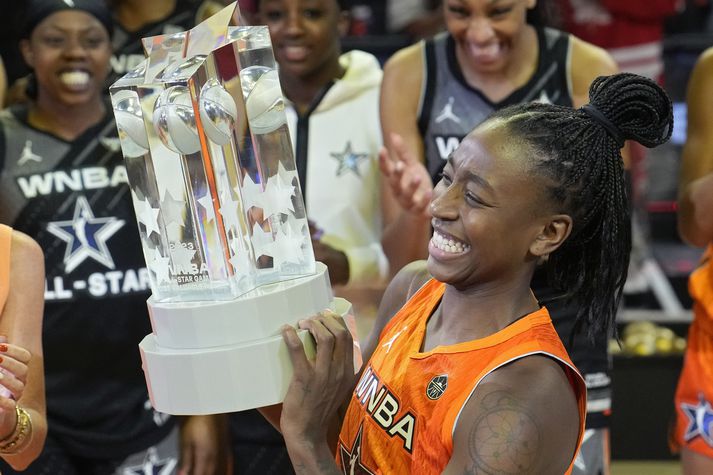 Jewell Loyd fékk alvöru bikar fyrir að vera kosin best í stjörnuleik WNBA deildarinnar.