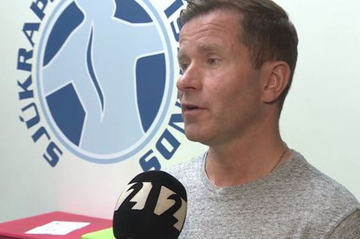 Friðrik Ellert Jónsson sinnir fjölmörgum knattspyrnumönnum í starfi sínu sem sjúkraþjálfari.
