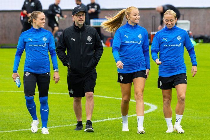 Reynsluboltarnir Sif Atladóttir, Glódís Perla Viggósdóttir og Gunnhildur Yrsa Jónsdóttir ganga hér til móts við íslensku blaðamannana ásamt Ómari Smárasyni hjá KSÍ.