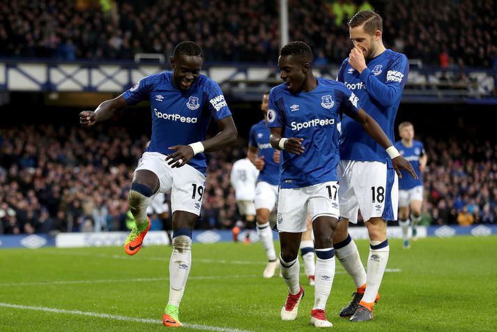 Gylfi Þór Sigurðsson fylgist með þeim Idrissa Gueye og Oumar Niasse fagna marki Everton í vetur.