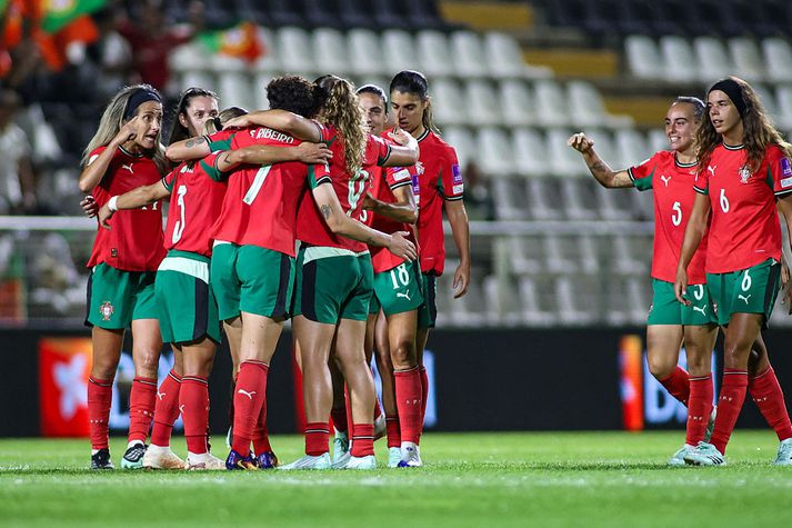 Portúgalar fagna marki gegn Norður-Írum í Portimao í kvöld.