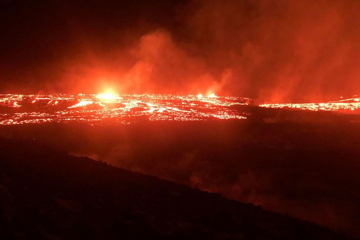 Eldgosið í Geldingadal við Fagradalsfjall var tignarlegt í húminu í gærkvöldi og nótt. Fjölmargir lögðu leið sína að gosstöðvunum efrir að kvika fór að streyma á ný.