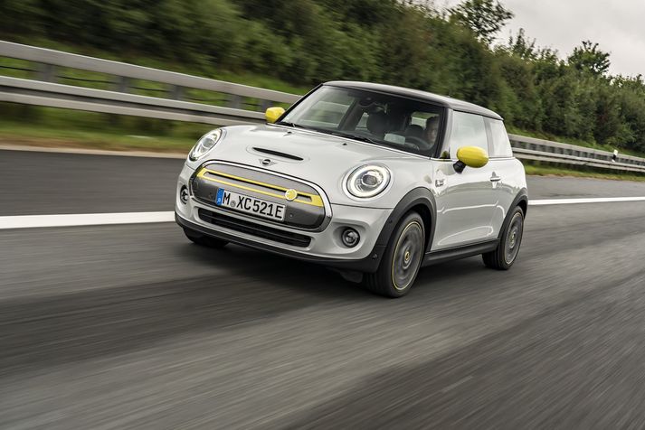 MINI Cooper SE á ferð.