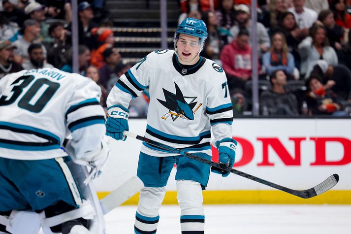 Macklin Celebrini spilar fyrir San Jose Sharks og er þegar orðinn fyrirliði kanadíska landsliðsins þrátt fyrir að vera bara tvítugur.