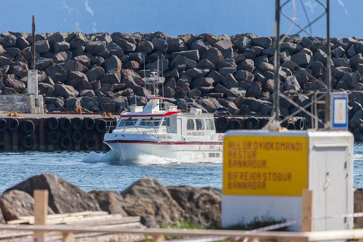 Báturinn Sædís ÍS-067 kemur með skipbrotsmennina til hafnar í Bolungarvík.