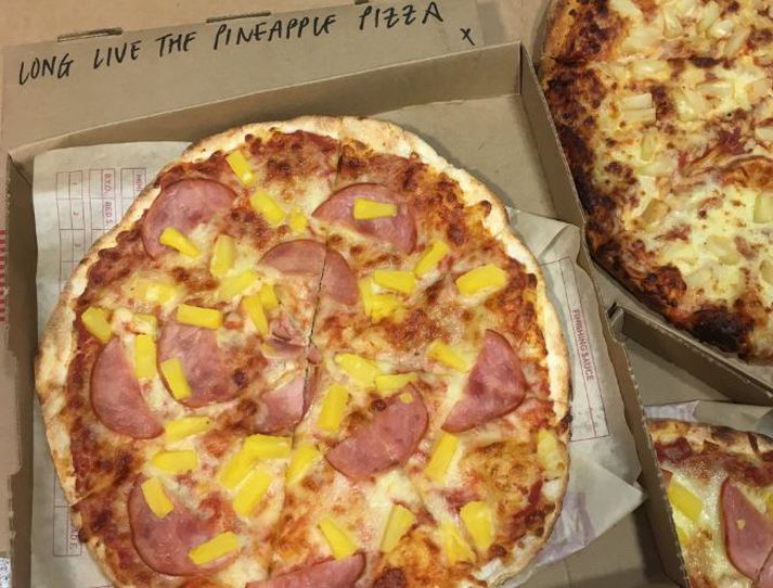 "Lengi lifi ananas-pizzan“ segir sá sem sendi starfsfólki íslenska sendiráðsins í Bretlandi þessar pizzur.