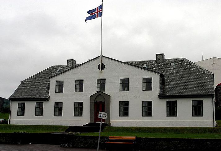 Fjórir ráðherrar hafa flutt opinberar stofnanir á landsbyggðirnar. Þrír starfsmenn hafa samanlagt flutt með stofnunum. Nýtt fólk hefur verið ráðið í þeirra stað.