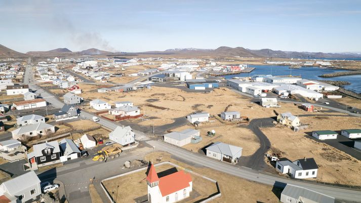 Grindavík er enn hamfarasvæði með virku eldgosi. Ferðamenn geta engu að síður heimsótt bæinn til að borða á veitingastöðum samkvæmt nýjum reglum.