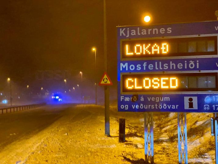 Björgunarsveitarmenn frá Akranesi eru á leið á Kjalarnes á þungum og brynvörðum bíl sem þolir mikinn vind og brak.