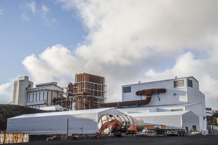 Starfsmenn reyndu sjálfir að slökkva eldinn, en þetta er í annað sinn á tveimur vikum sem eldur kemur upp í verksmiðjunni.