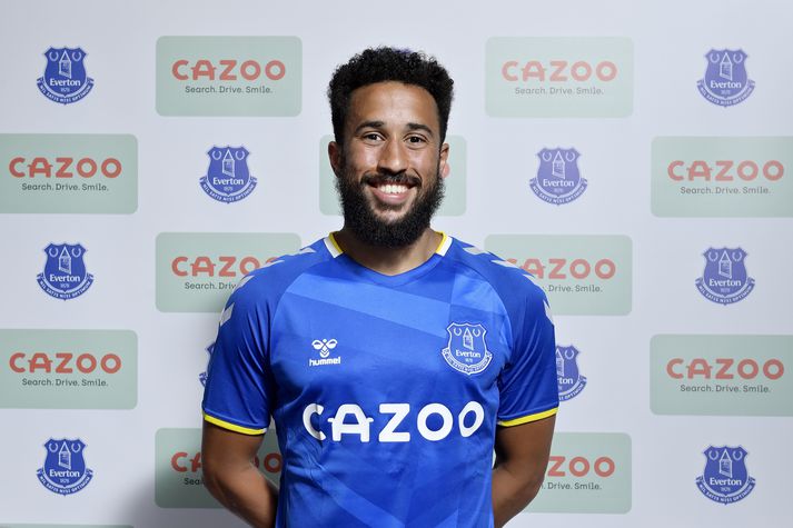 Andros Townsend hefur skrifað undir tveggja ára samning við Everton.