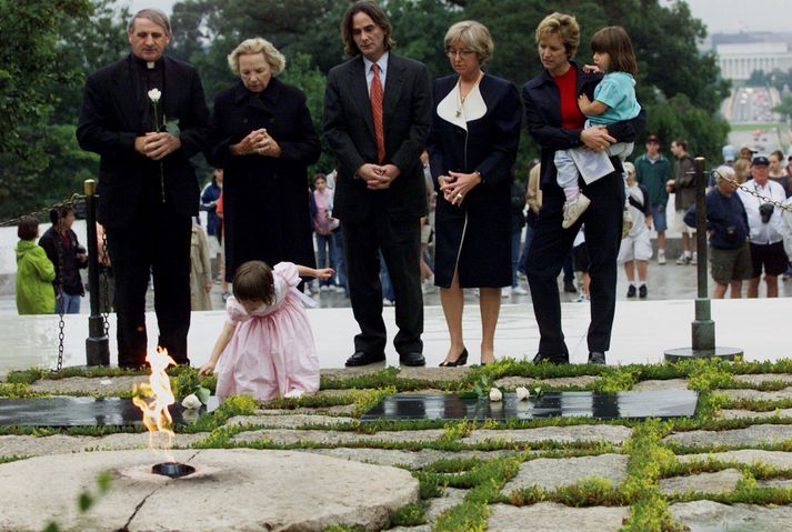 Á þessari mynd frá árinu 2000 sést Saoirse Kennedy Hill leggja hvíta rós að leiði John F. Kennedy. Hann var myrtur árið 1963.