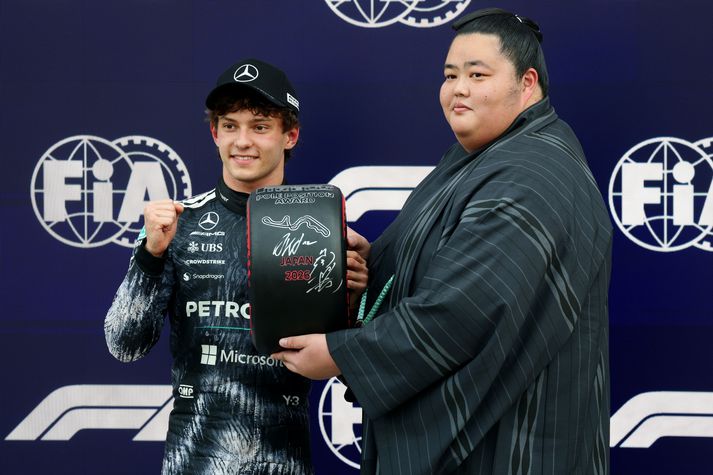 Kimi Antonelli fékk verðlaun frá Kotozakura Masakatsu II eftir tímatökuna í morgun. 