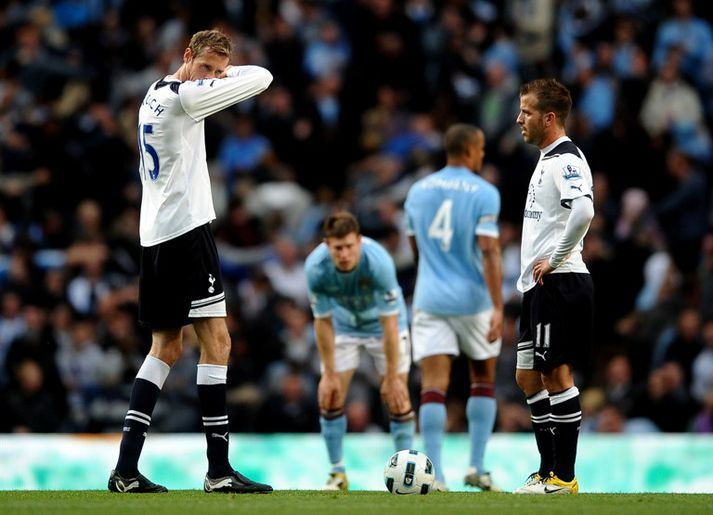 Peter Crouch með böggum hildar eftir að hafa skorað sjálfsmark.